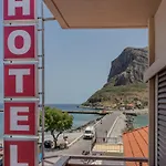 Aktaion Hotel *