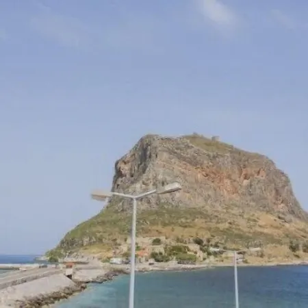 Aktaion Hotel *